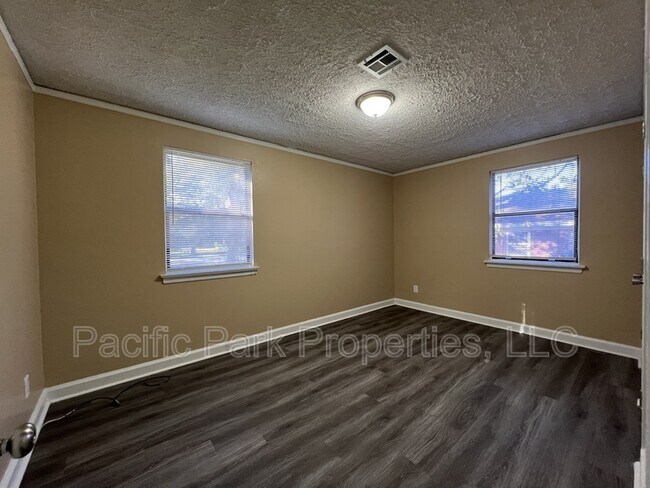 Building Photo - 3745 Honeysuckle Ct