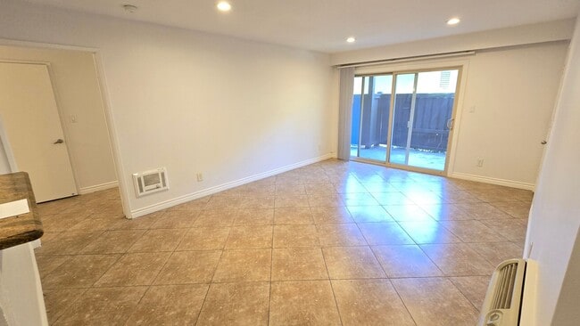 Building Photo - Santa Ana - 1 Bedroom 1 Bath Downstairs Co...