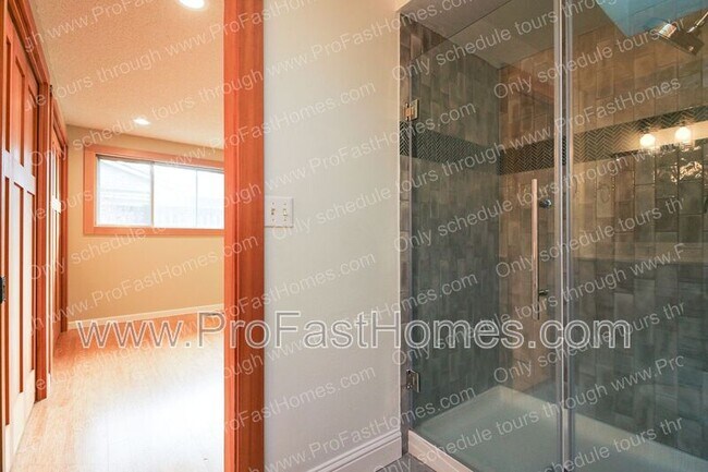 Building Photo - 14210 SW Rochester Dr