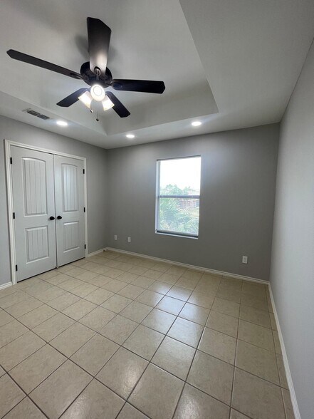 Building Photo - 406 E 3rd St