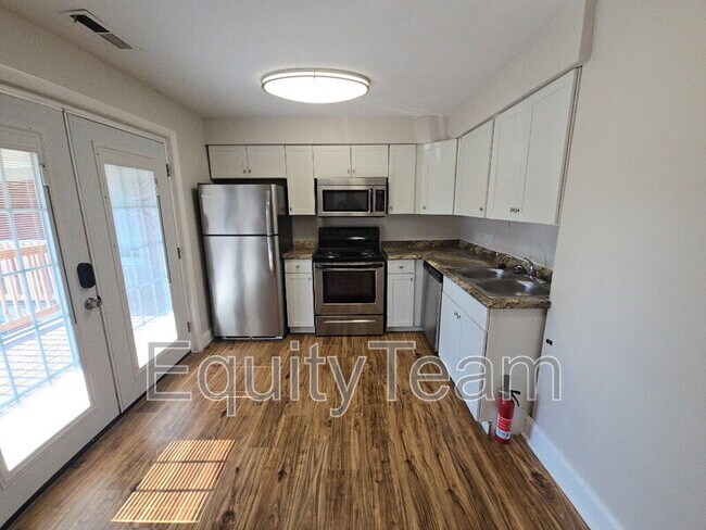 Building Photo - 204 N 10th St