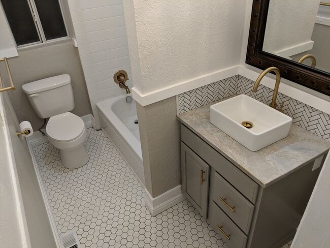 Building Photo - Beautiful Home!  Perfect combo of old world charm with modern finishes & ammenities!