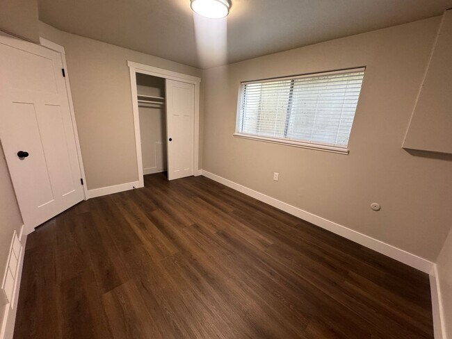 Building Photo - Beautiful duplex for rent near Capitol!