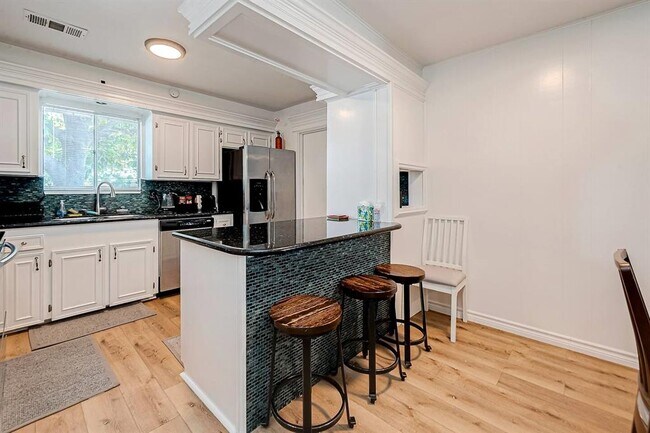 Building Photo - 9654 Meadowland Dr