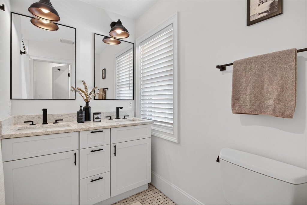 Building Photo - 7 Bell Ct