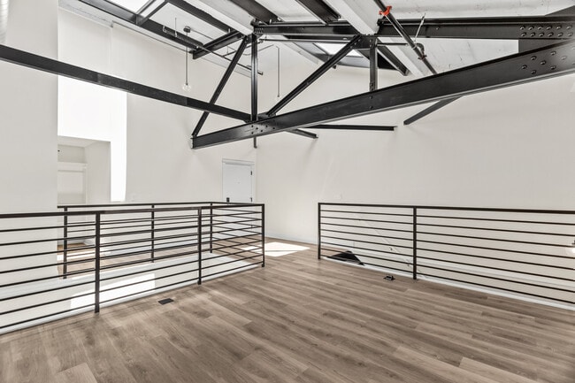 Building Photo - 1453 Maple Ave