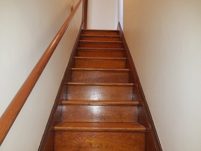 Building Photo - 68 Burnside St