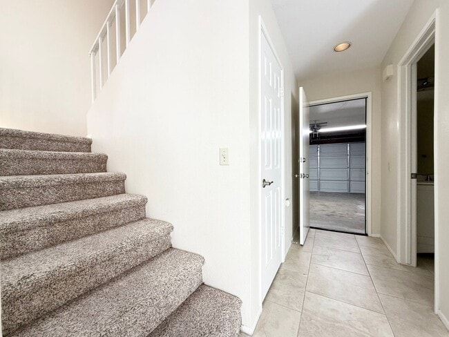 Building Photo - Beautiful Gated Rancho Montecito!