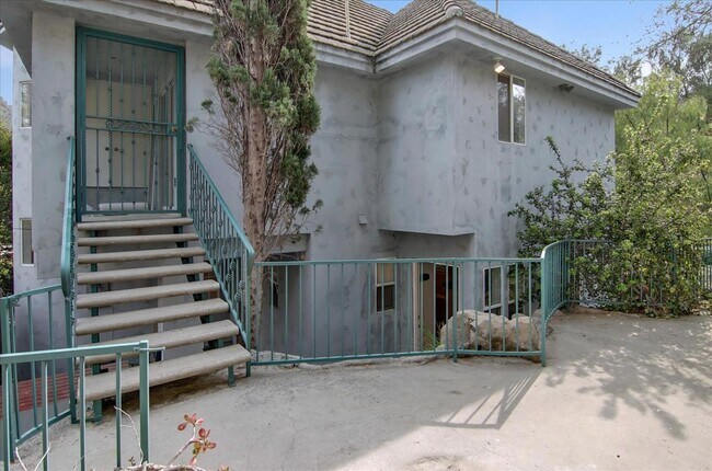 Building Photo - 8527 Wonderland Ave