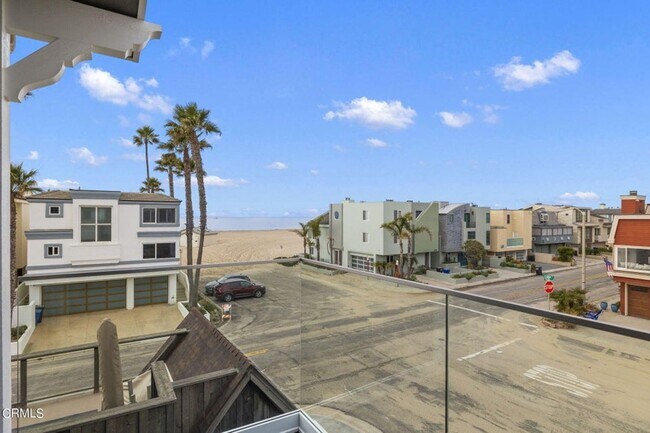 Building Photo - 104 La Brea St