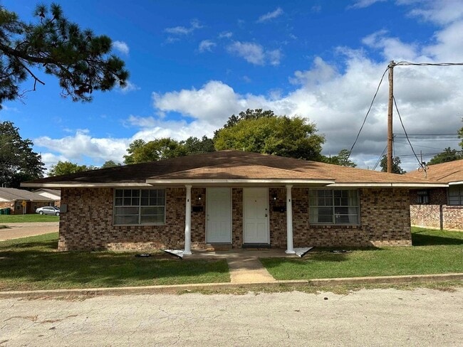 Building Photo - 3800 Pine St