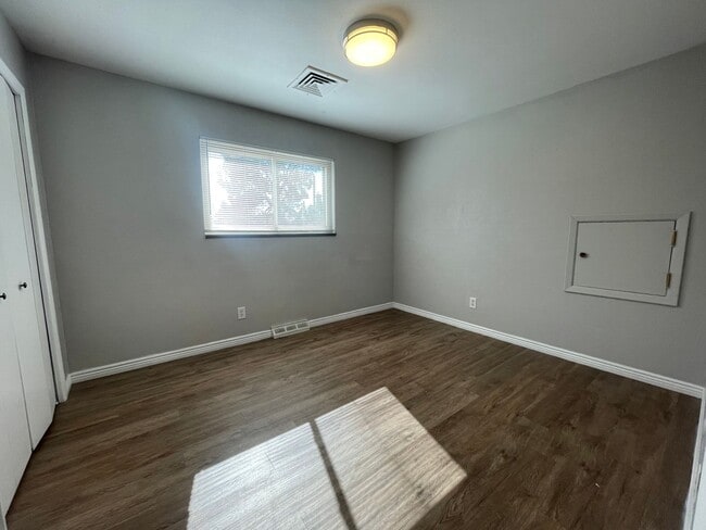 Building Photo - $0 DEPOSIT OPTION. TRI-LEVEL AURORA HOME WITH MODERN AMENITIES AND SPACIOUS INTERIORS