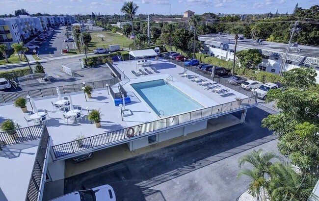 Building Photo - 3040 Lake Shore Dr