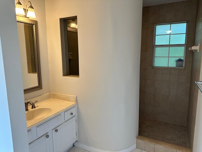 Building Photo - 1670 Parkside Cir