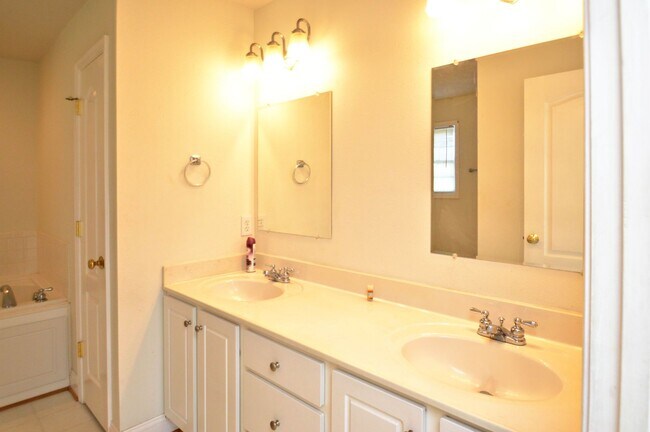 Building Photo - Live in Wyndhurst!