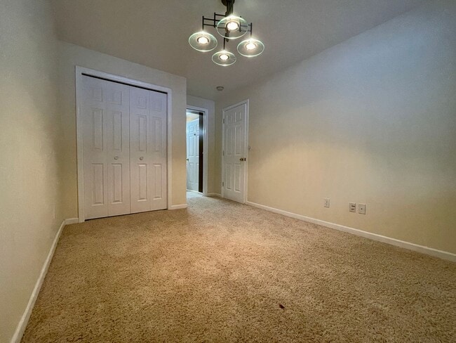 Building Photo - Spacious 4 Bedroom 3 Bathroom home