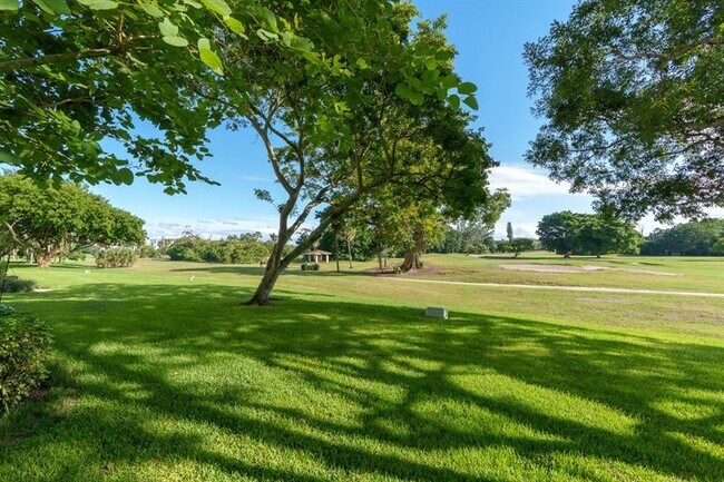 Building Photo - 3050 N Palm Aire Dr