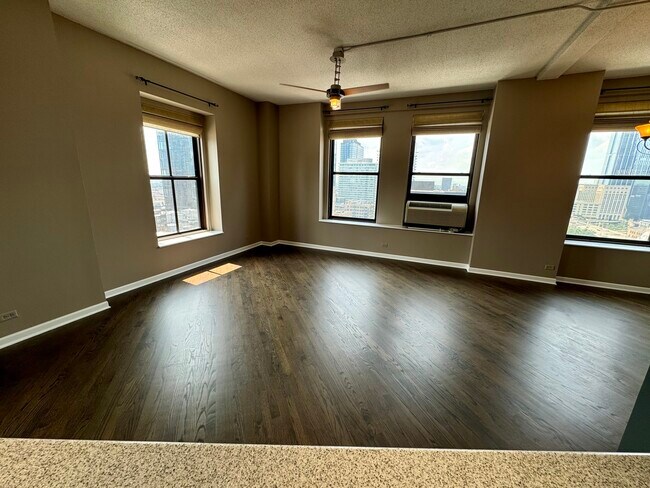 Building Photo - 600 S Dearborn St