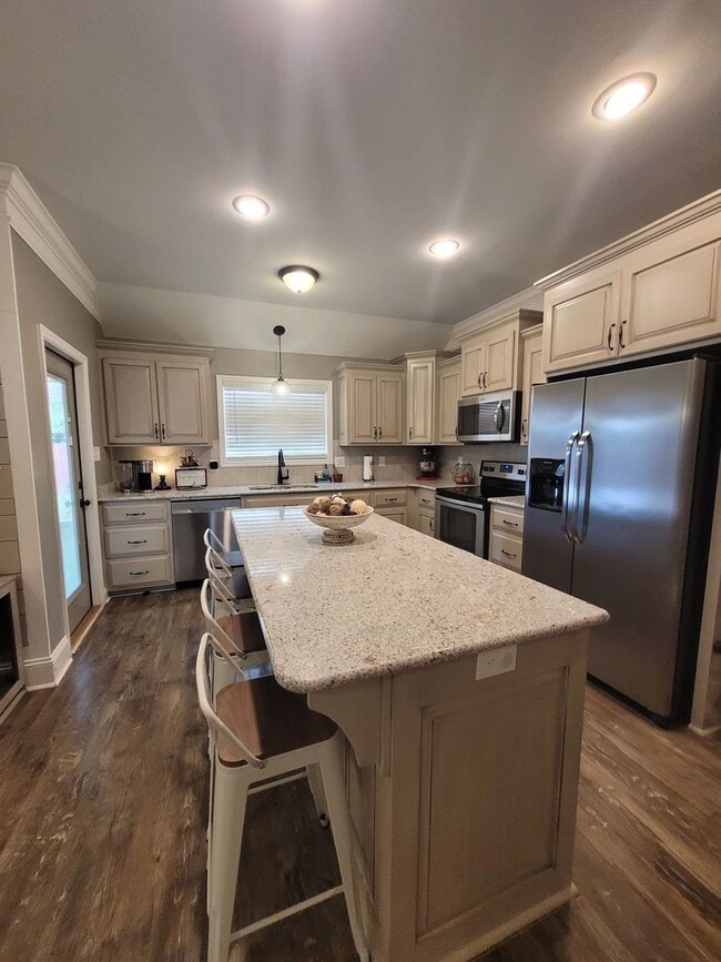 Building Photo - Beautiful 4BD/2BA Home with Screened Patio...