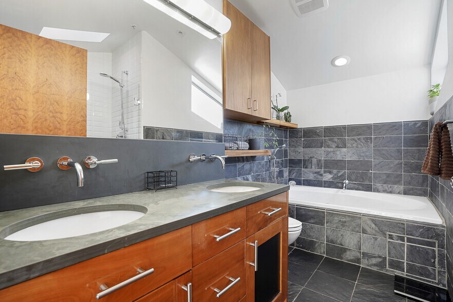 Master Bathroom - 712 Bryant St