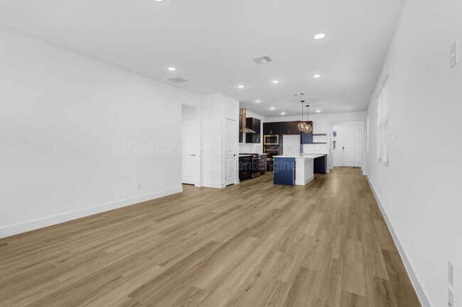 Building Photo - 820 Sunflower Trl