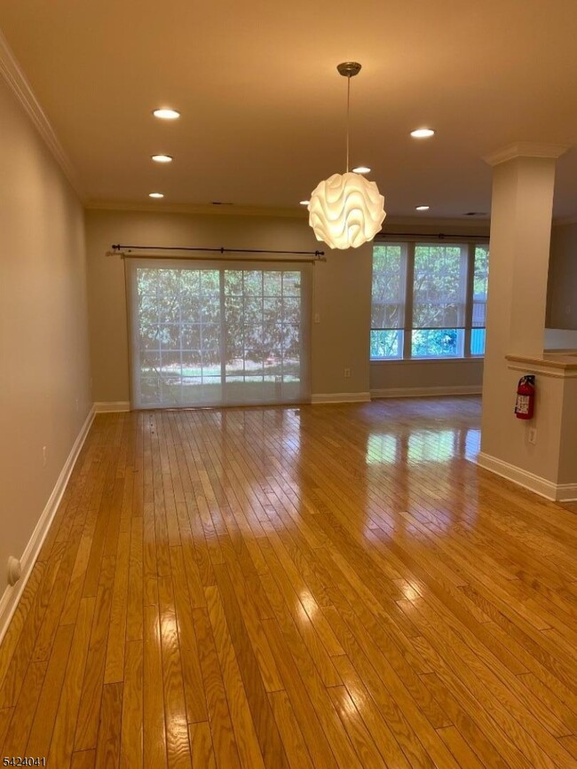 Building Photo - 258 Riverwalk Way