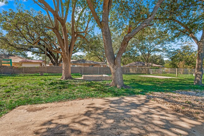 Building Photo - 1611 Drexel Dr