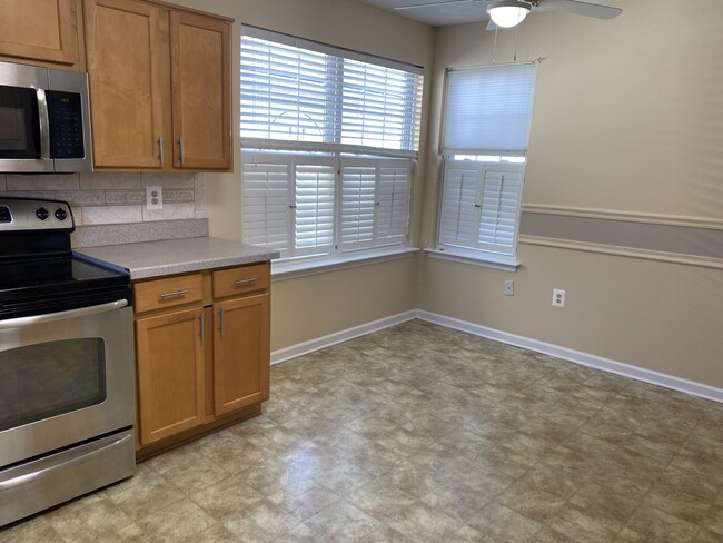 Kitchen dining area - 110 Ladderback Ct