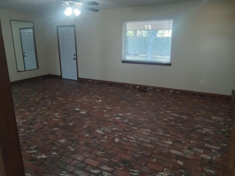 Building Photo - 312 Christopher Todd Dr