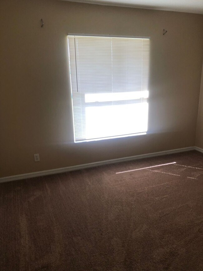Building Photo - 3 BEDROOM RENTAL HOME AVAILBLE NOW