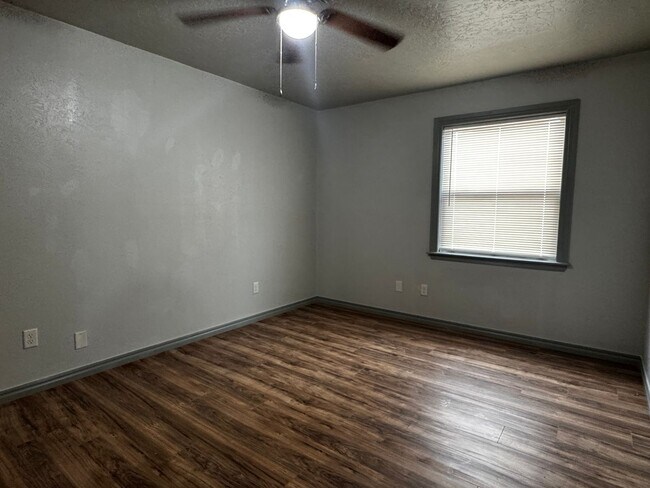 Building Photo - 505 Oak