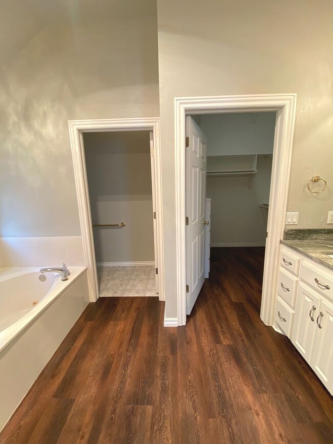Building Photo - Absolute Dream in NW OKC!!
