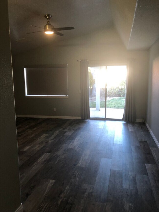 Building Photo - 3 bedroom 2 bathroom Home in Silver Lakes!...