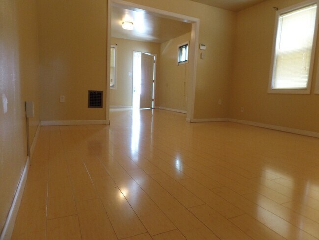 Building Photo - 124 S Walter Ave