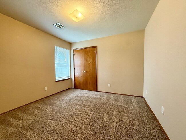 Building Photo - Half duplex in a fantastic location!