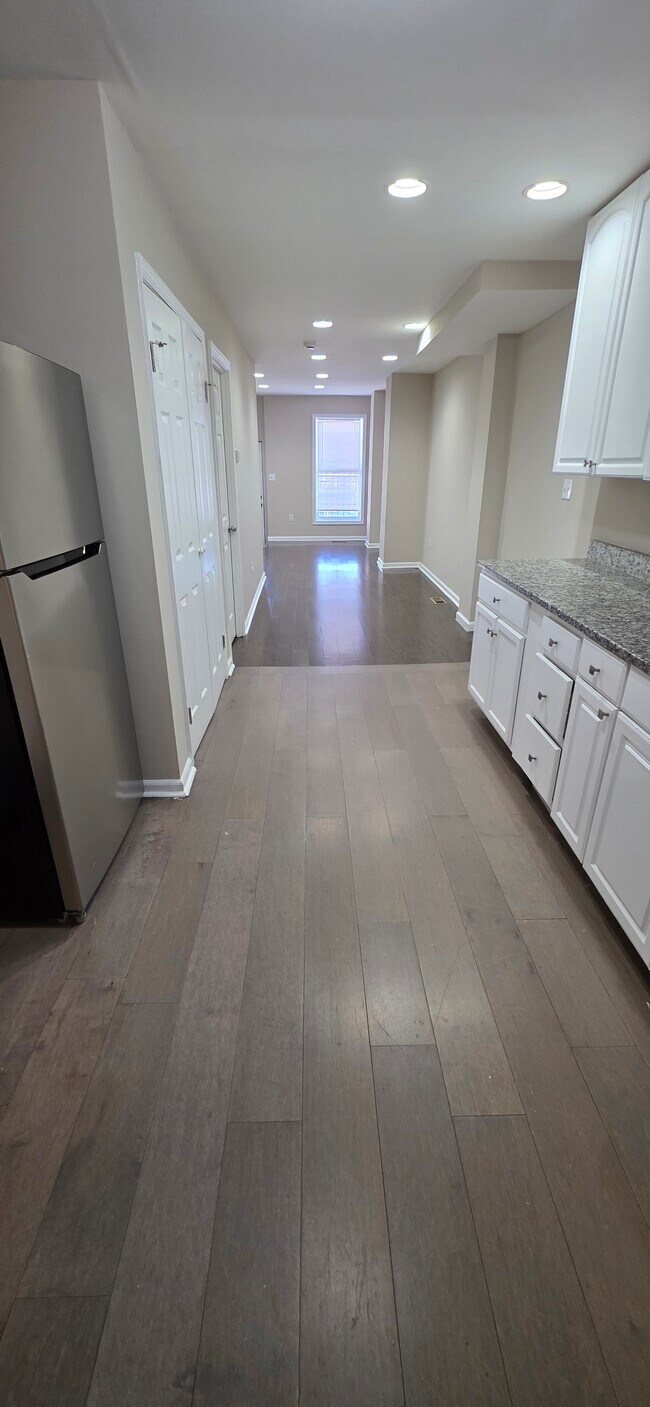 Building Photo - 238 N Rose St