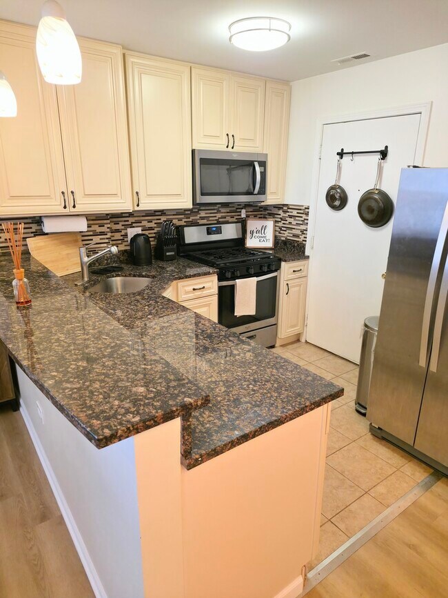 Building Photo - 4427 N Lawndale Ave