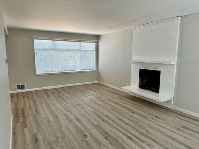 Building Photo - Remodeled 2 Bedroom Duplex Home in Magnolia