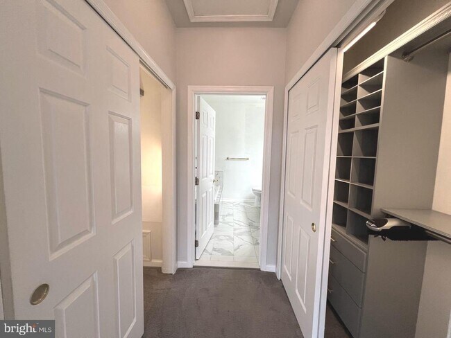 Building Photo - 5000 Hollington Dr