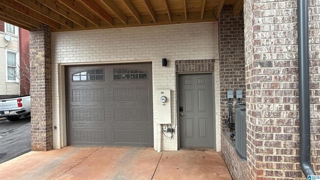 Building Photo - Luxurious 3-Bed Townhouse on Red Mountain