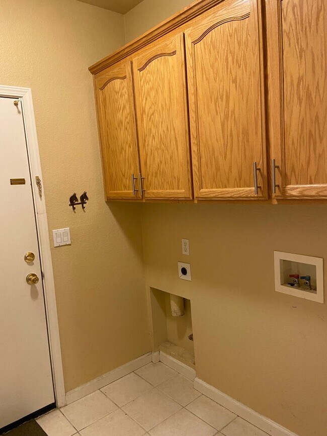 Building Photo - Chelsea Ridge - Broadstone. Walk to park, ...