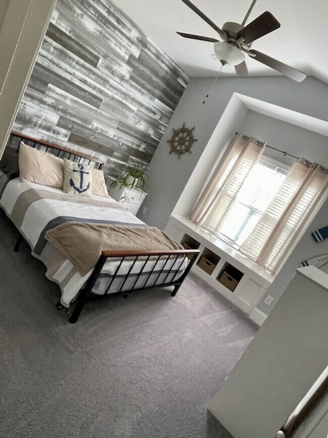 Building Photo - Welcome to this charming 3-bedroom, 2-bath...