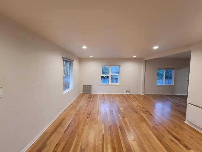 Building Photo - 6815 Lower Ridge Rd