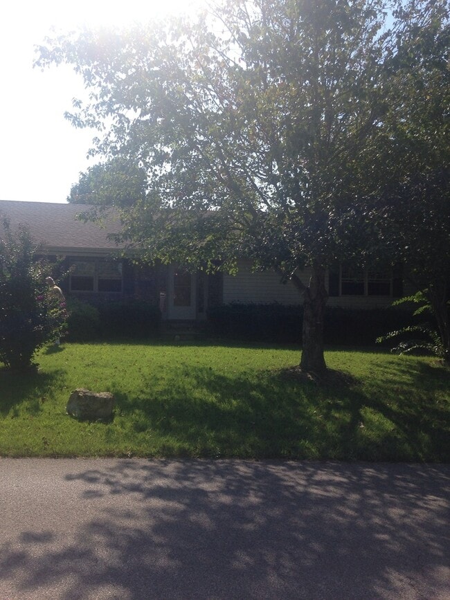 Building Photo - Immaculate three bedroom home in Ashland.