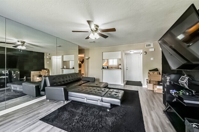 Building Photo - 15919 Golf Club Dr