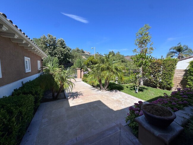 Building Photo - Stunning Home with Panoramic Views in Port...