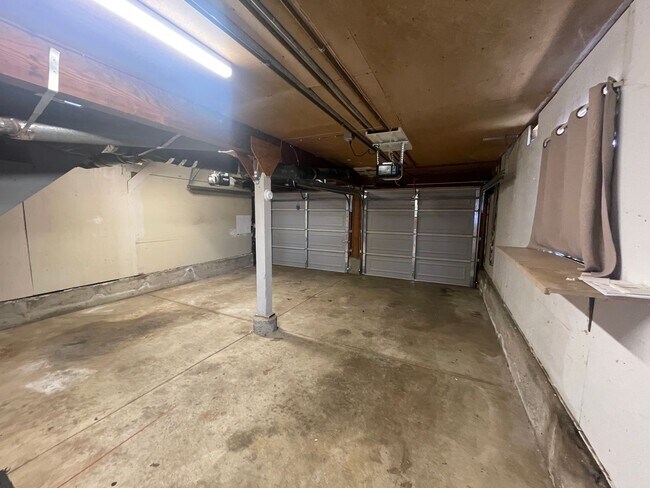 Building Photo - A 3 bedroom and 2 bathroom home in San Bruno!