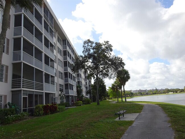 Building Photo - 2801 N Palm Aire Dr