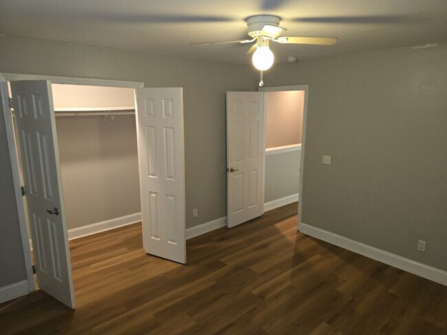 Building Photo - Charming 2-bedroom, 1-bath duplex unit