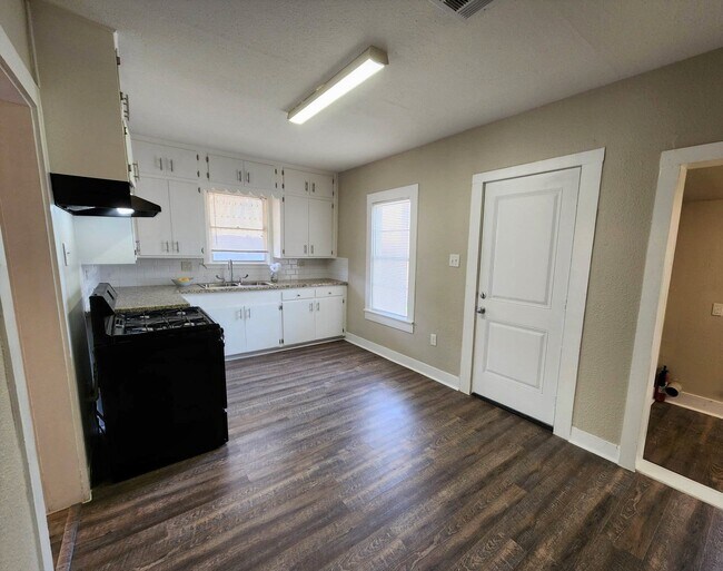 Building Photo - 6903 Palestine St